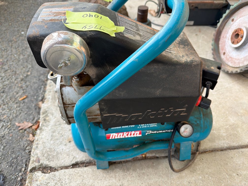 Makita MAC700 2 HP 2.6 Gallon Portable Air Compressor