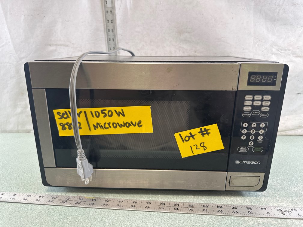 Emerson 700W Countertop Microwave Oven