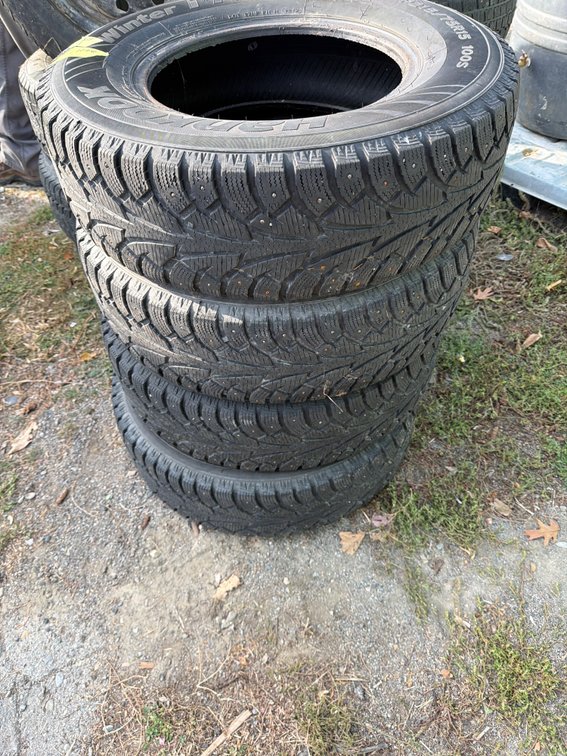Hankook Winter i*Pike P215/75R15 Studded Winter Tire