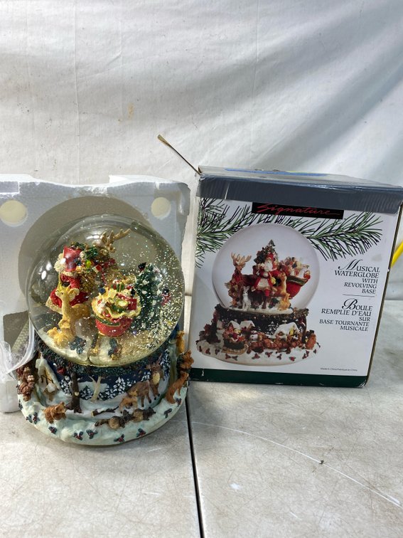 Signature Musical Waterglobe with Revolving Base