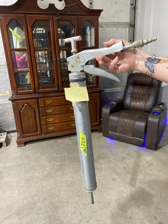 Pneumatic Caulking Gun