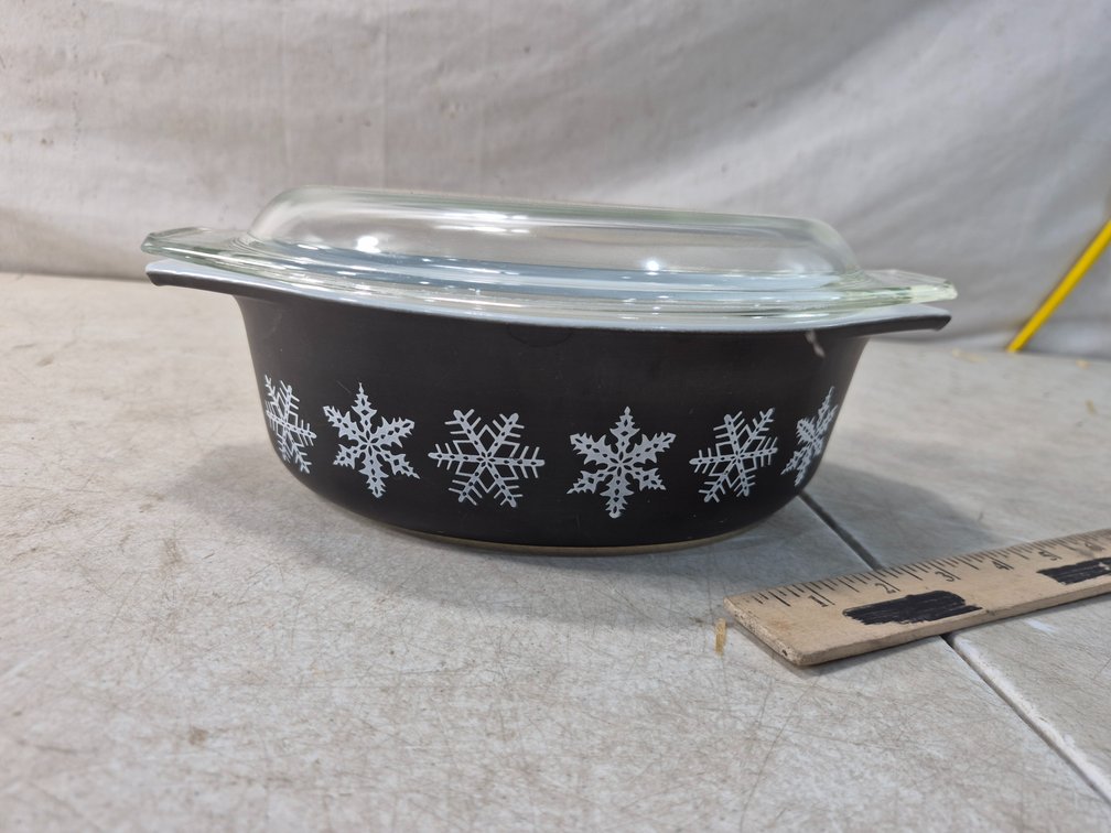 Pyrex 1 1/2 Qt Snowflake Casserole Dish with Lid