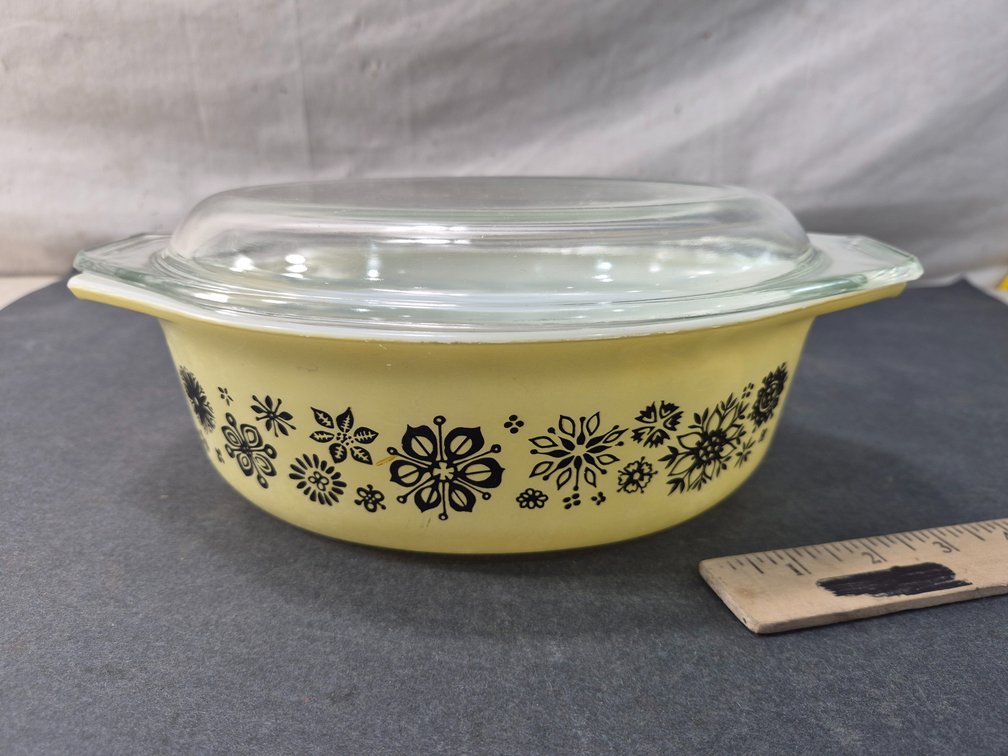 Pyrex 043 1 1/2 Qt Casserole Dish with Lid