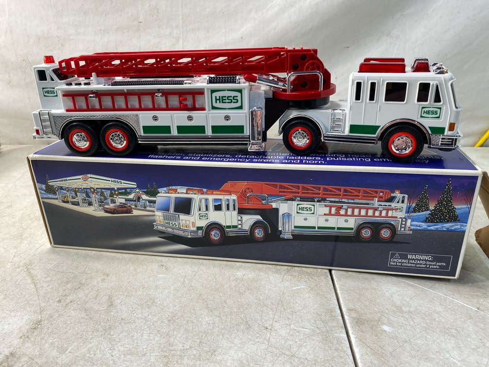 Hess 2000 Toy Ladder Fire Truck with Box