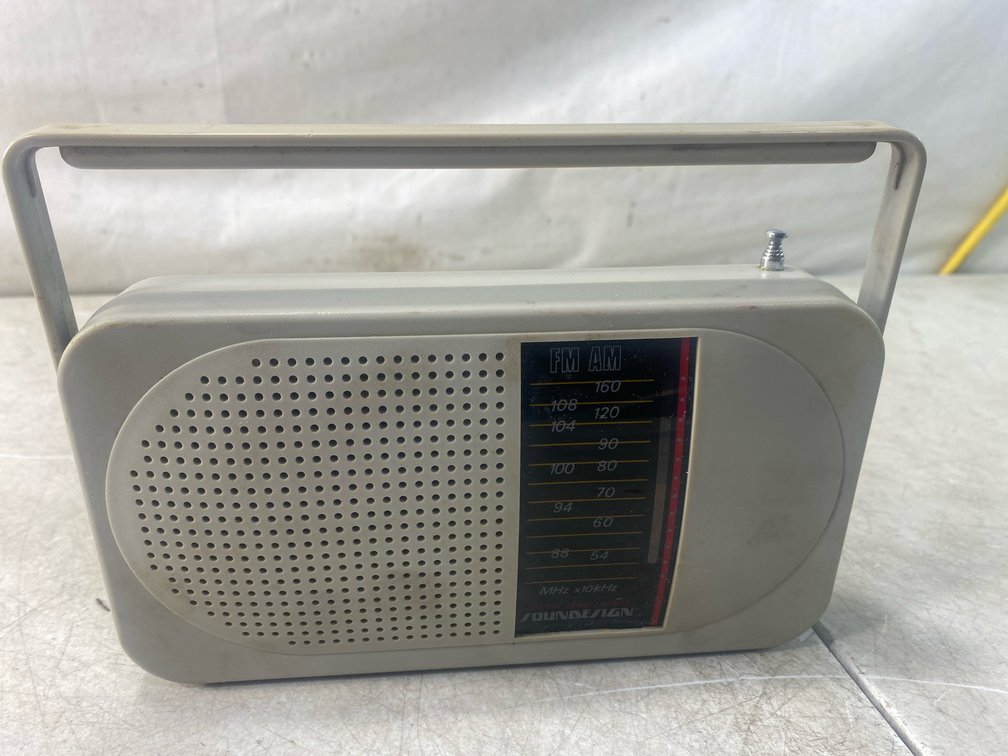 Vintage Radio Shack Soundesign AM-FM Portable Radio Model 2204SGY, WORKS