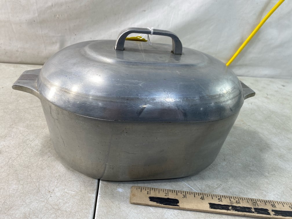 Wagner Ware Cast Aluminum Oval Roaster with Lid