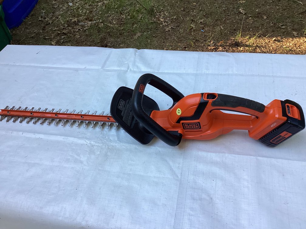 BLACK AND DECKER HEDGE TRIMMER