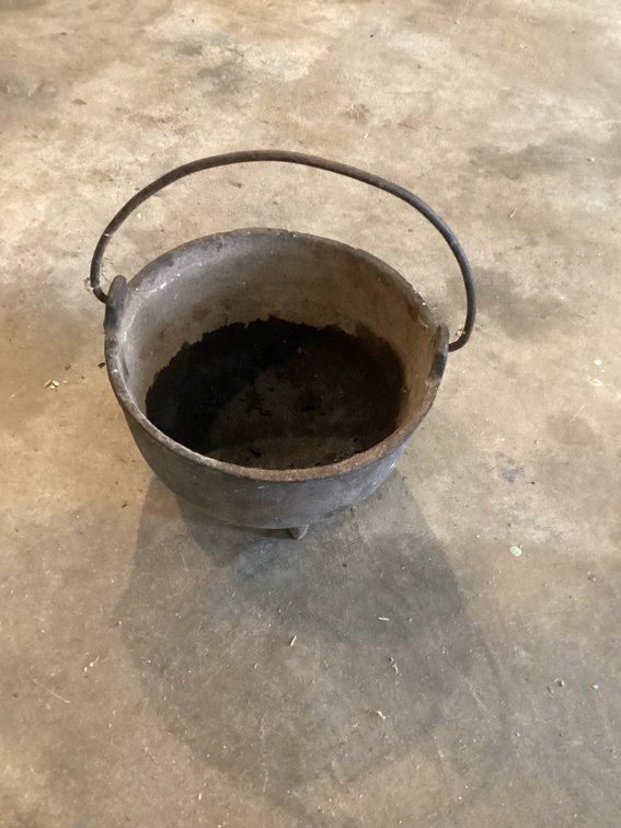 Claw foot pot for melting metal 7 3/4 across