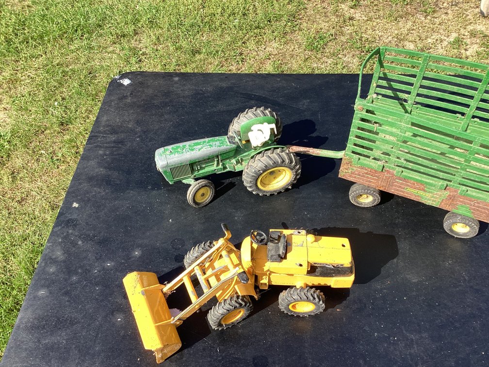 Ertl John Deere tractor and trailer. Pay loader