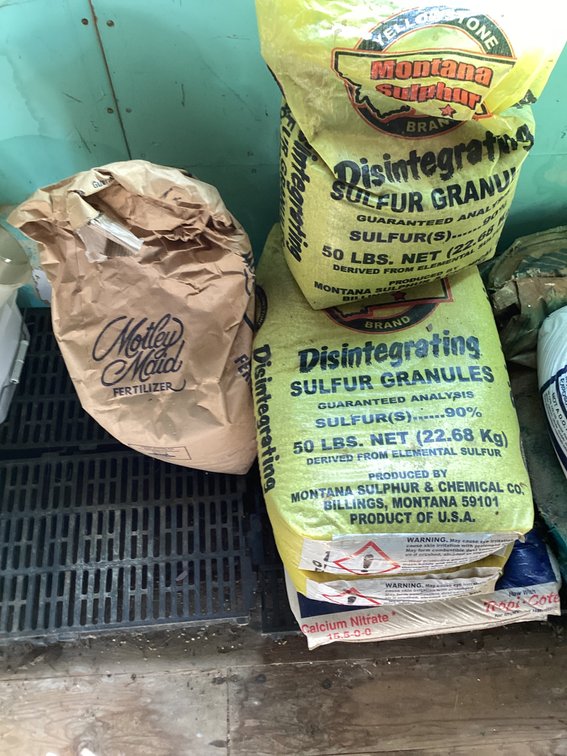 Sodium nitrate and sulfur granules