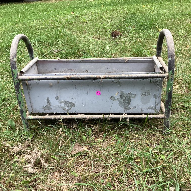Metal feeder