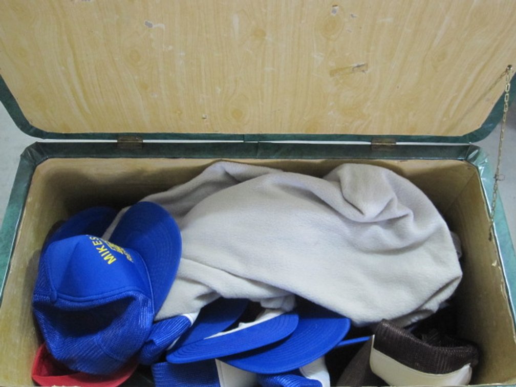 TOY BOX WITH HATS