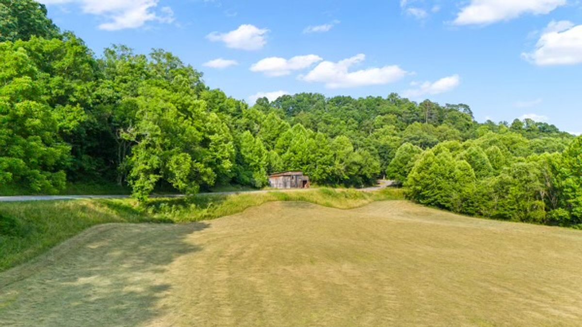 Image for HENNEN TRUST ABSOLUTE REAL ESTATE AUCTION