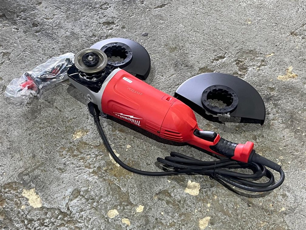 MILWAUKEE 7 INCH/9 INCH LARGE ANGLE GRINDER
