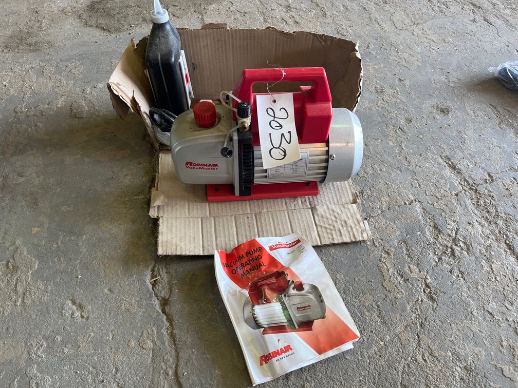 ROBINAIR VACUMASTER VACUUM PUMP APPEARS UNUSED 