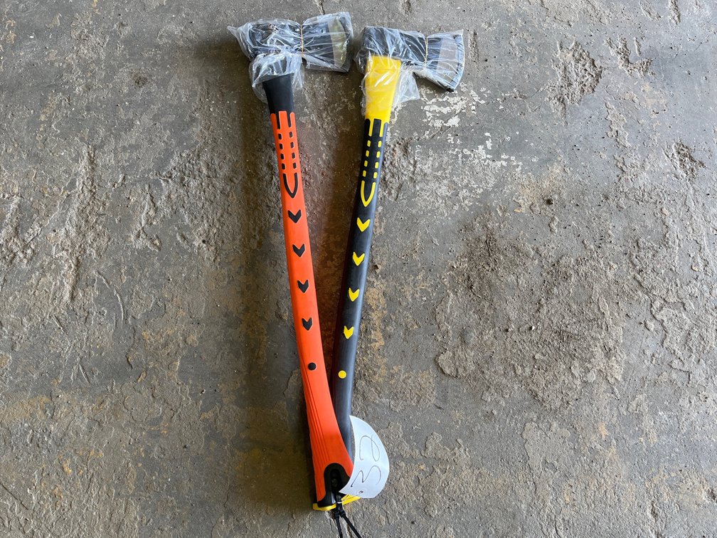 LOT OF 2 HEAVY DUTY AXES APPEARS UNUSED 