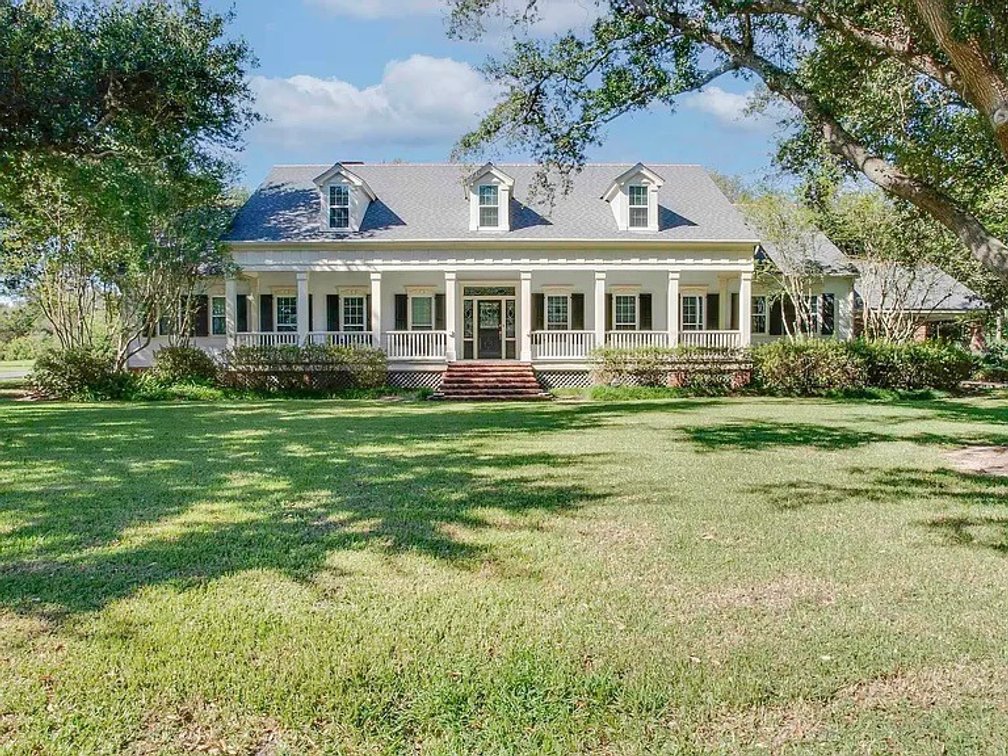 EXQUISITE 5 BEDROOM, 3.5 BATH REMODELED HOME IN GOLDEN MEADOW, LA