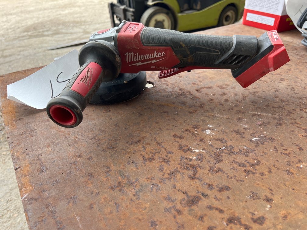 MILWAUKEE ANGLE GRINDER 20V