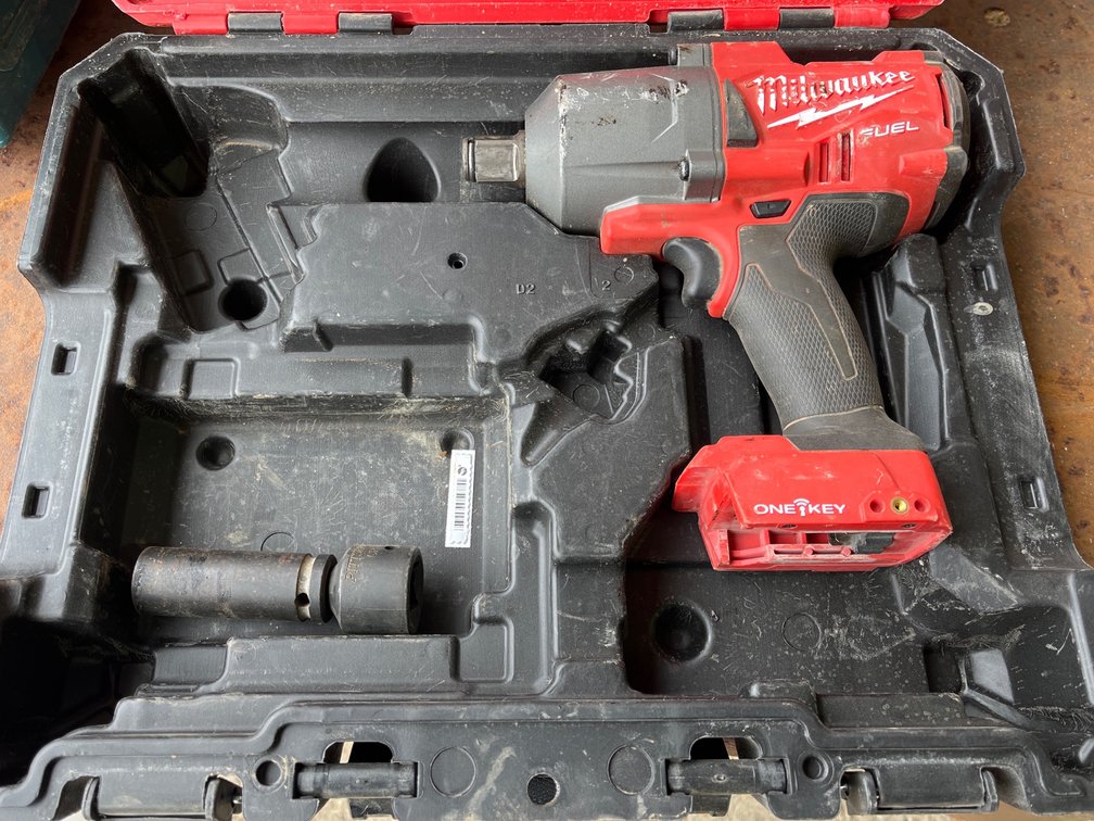 MILWAUKEE IMPACT WRENCH