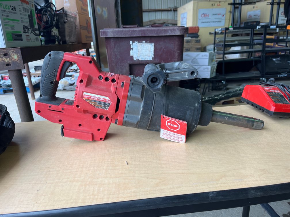 MILWAULKEE HEAVY DUTY 1IN IMPACT WRENCH