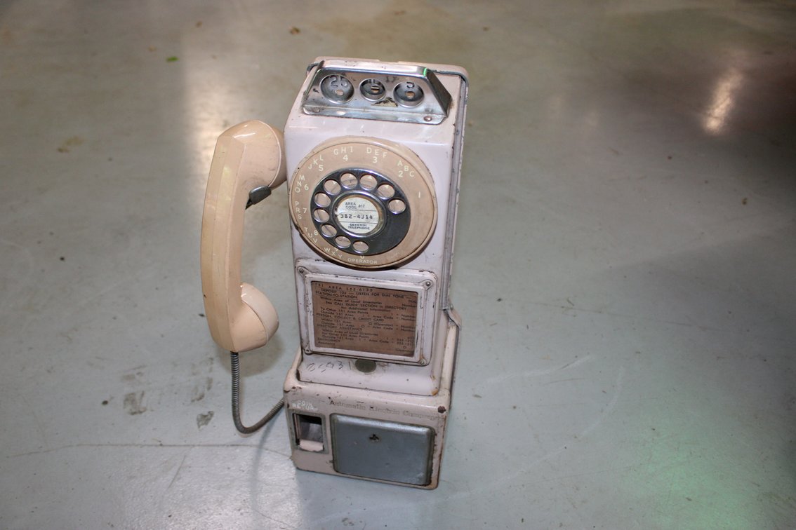 COIN-OPERATED PAY TELEPHONE