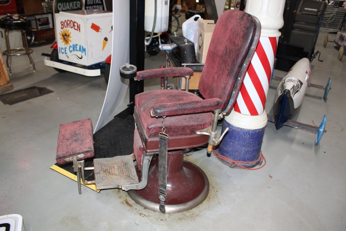 VINTAGE BARBER CHAIR