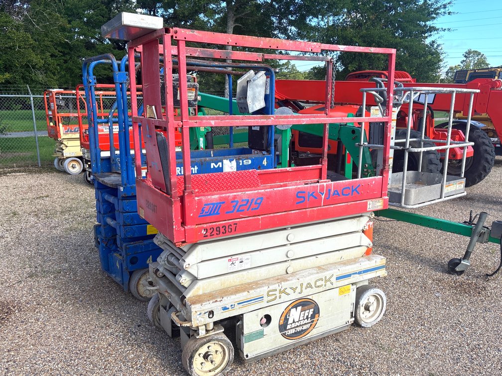 SKY JACK 3219 SCISSOR LIFT