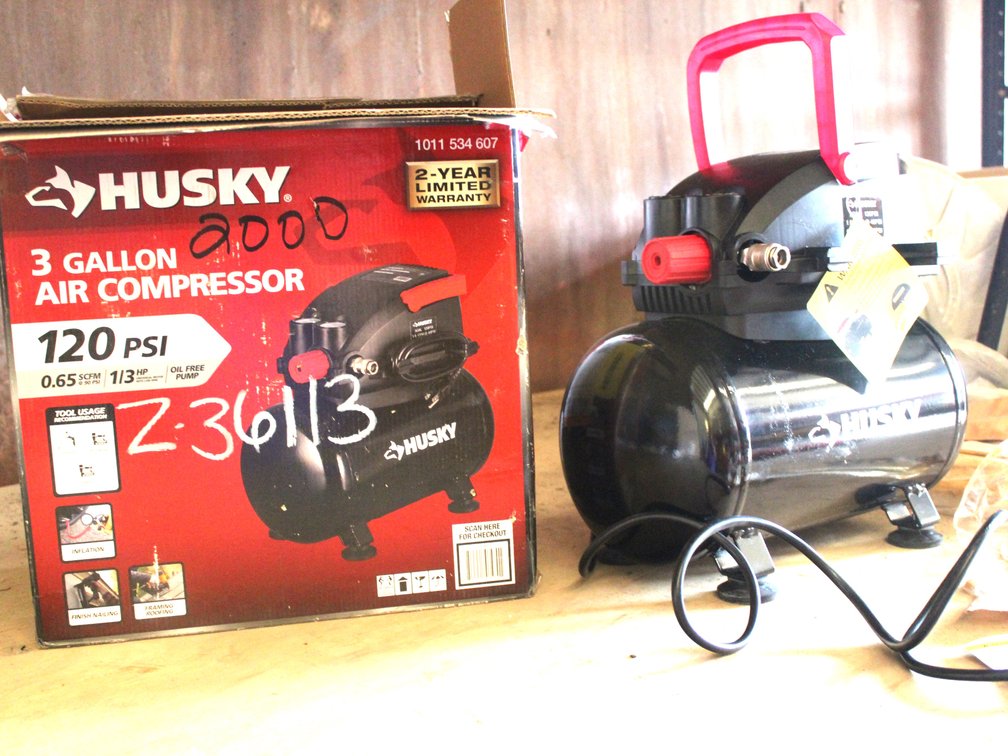 HUSKY 3 GALLON AIR COMPRESSOR