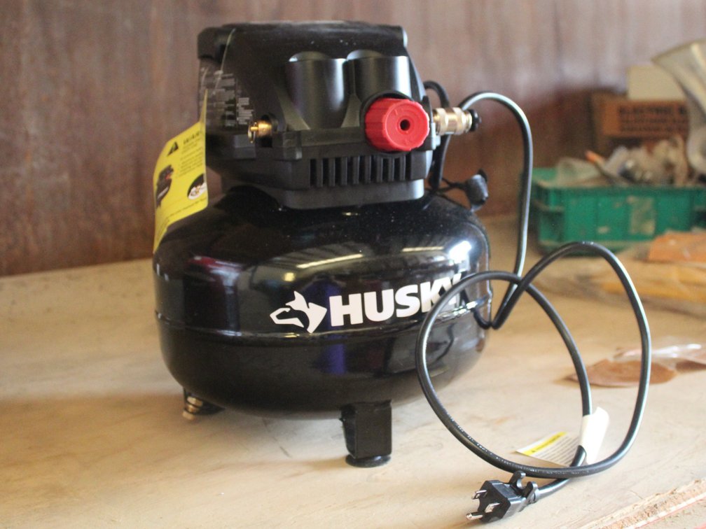 HUSKY 3 GALLON  AIR COMPRESSOR