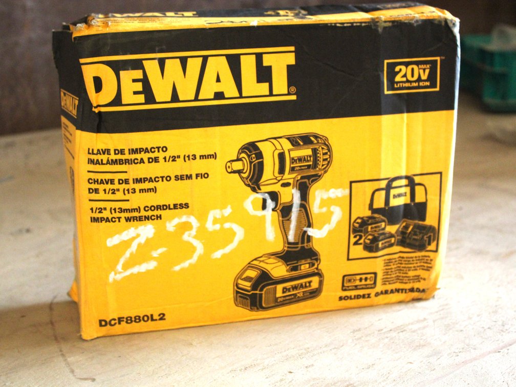 DEWALT 1/2 IN CORDLESS IMPACT WRENCH