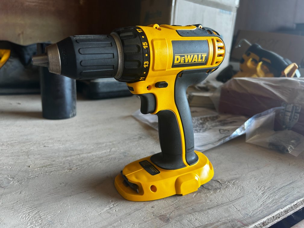 DEWALT CORDLESS DRILL KIT WITH CASE