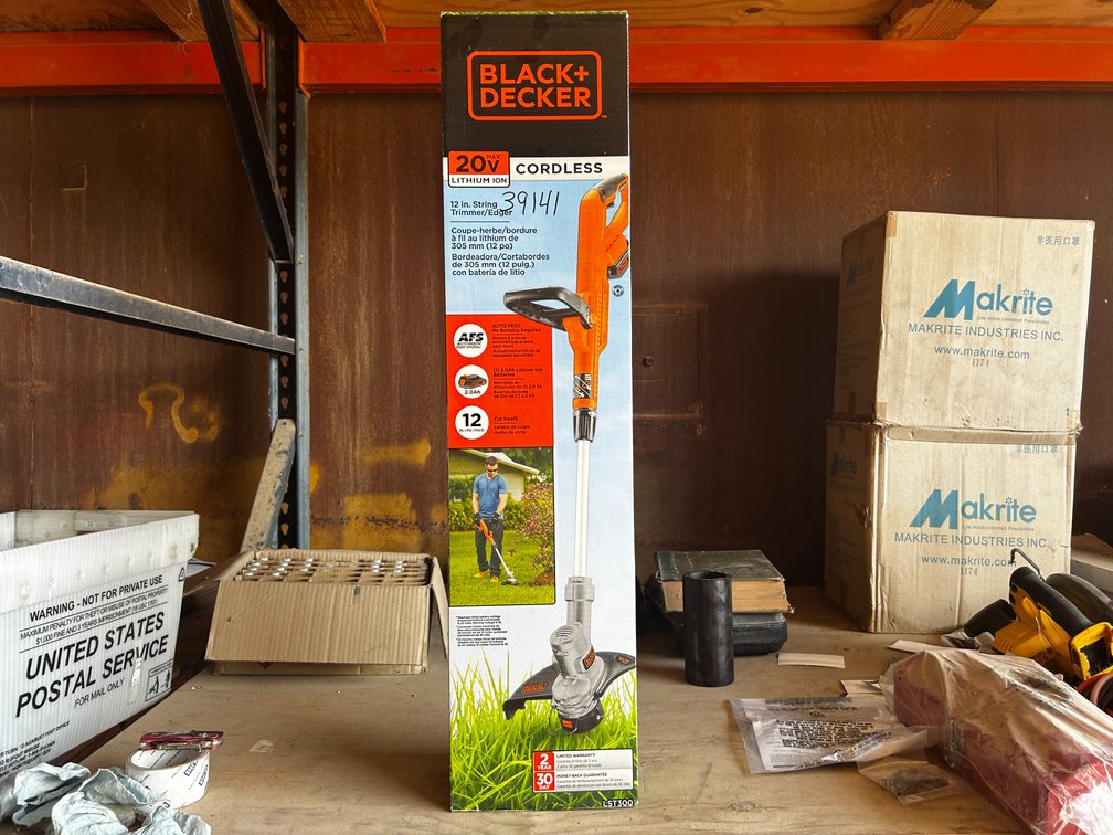BLACK AND DECKER STRING TRIMMER AND EDGER