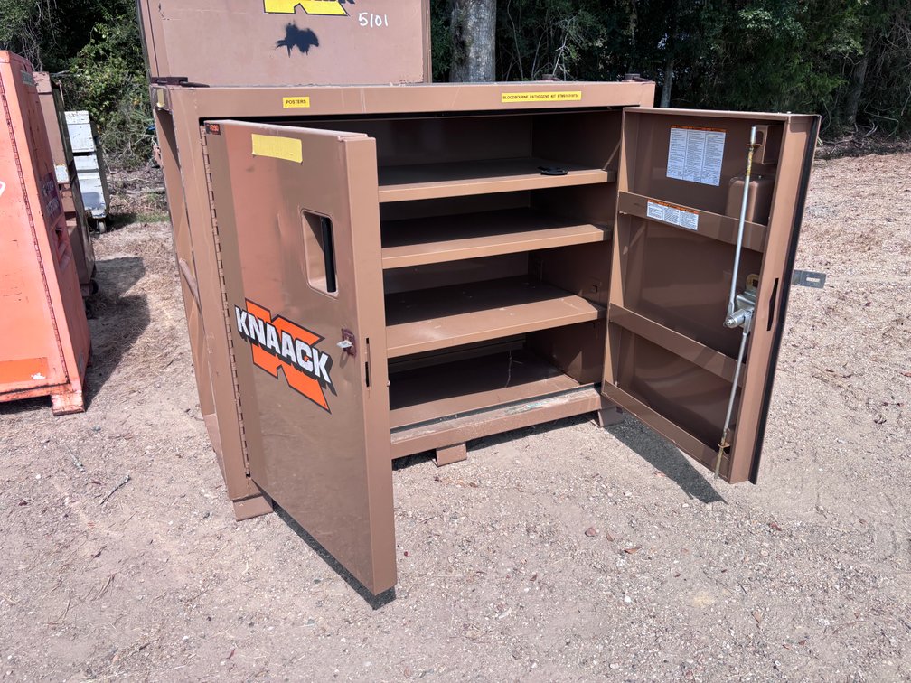 JOBSITE TOOLBOX WITH MISCELLANEOUS ITEMS