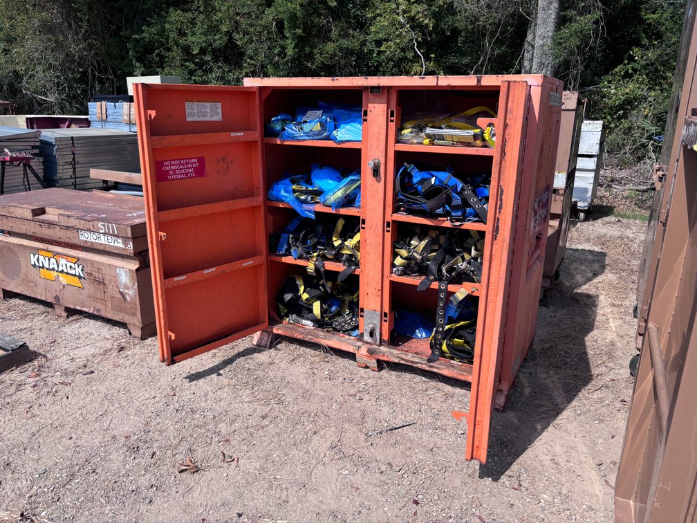 JOBSITE TOOLBOX WITH SAFETY HARNESS AND LANYARDS