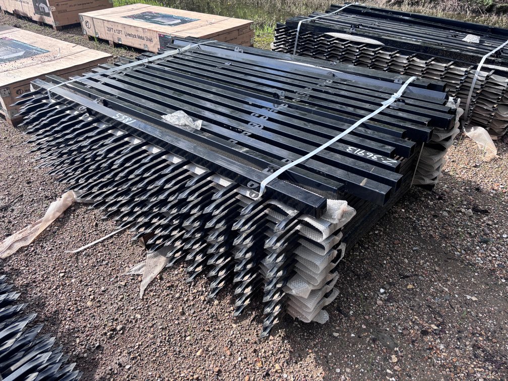 BUNDLE OF METAL FENCE PANELS