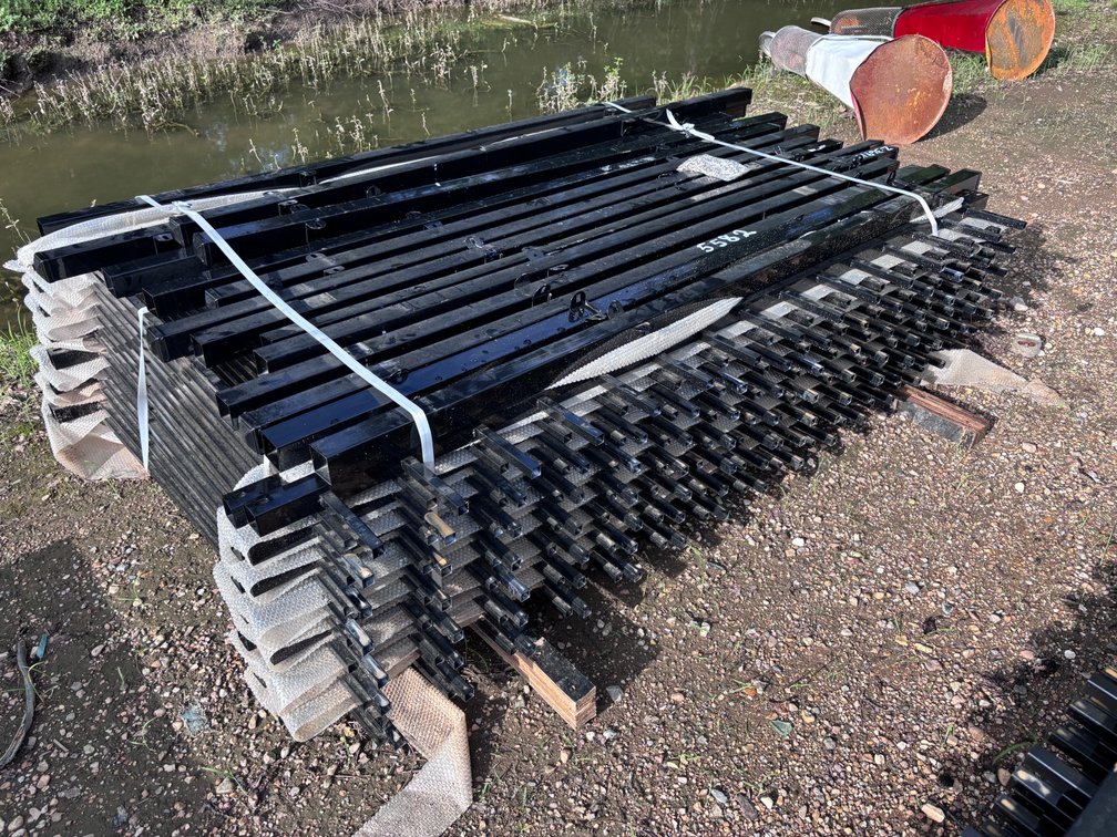 BUNDLE OF METAL FENCE PANELS