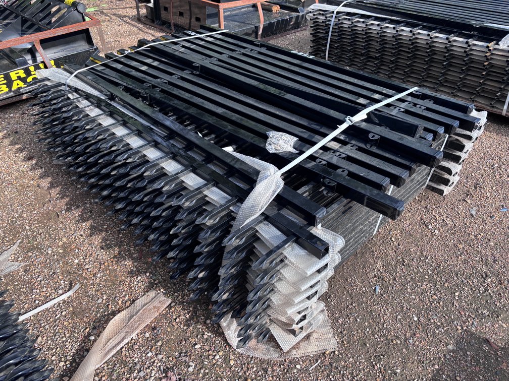 BUNDLE OF METAL FENCE PANELS