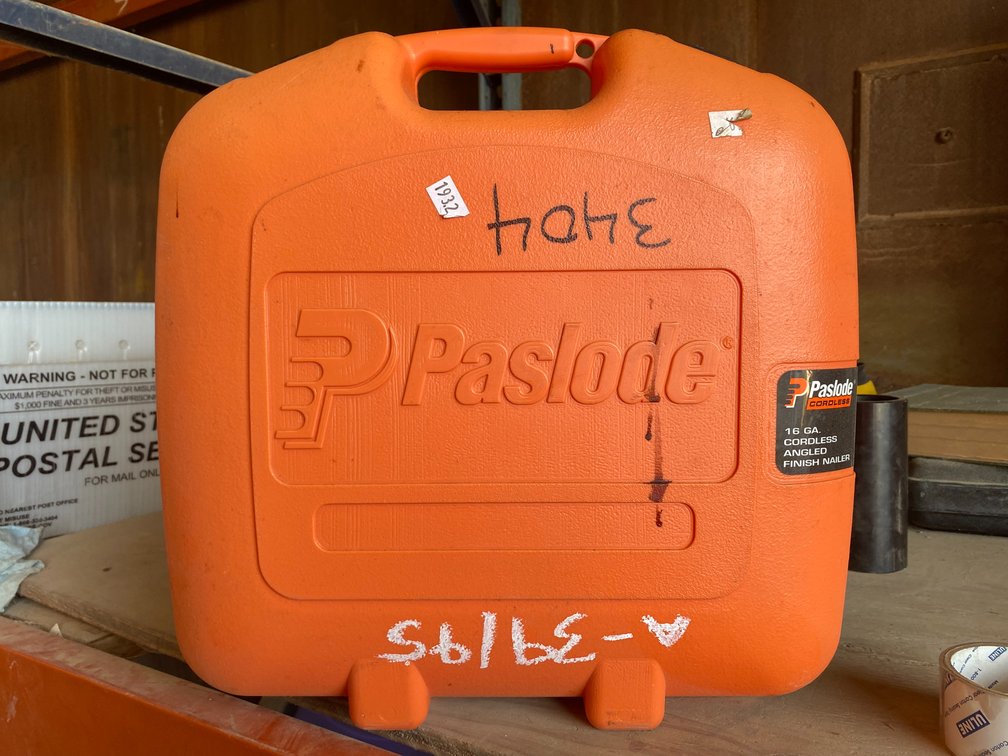 PASLODE CORDLESS NAIL GUN WITH CHARGER