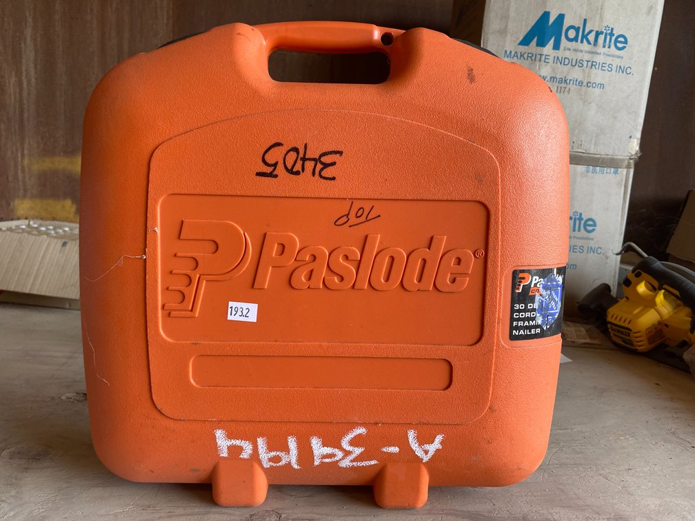 PASLODE CORDLESS NAIL GUN WITH CHARGER
