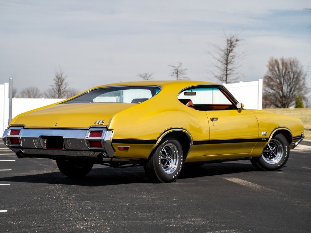 Side profile of the restored 1971 Oldsmobile Cutlass 442 W-30, one of the highlights of this Henderson Auctions consignment.