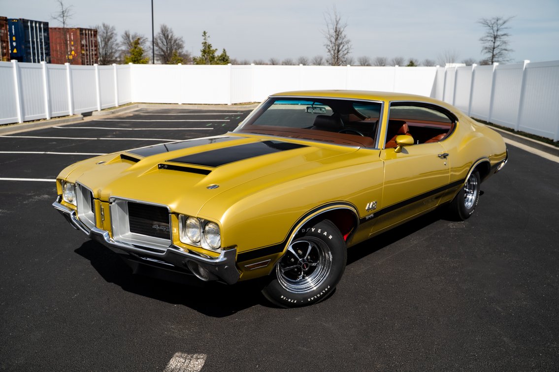 Front three-quarter view of the Saturn Gold 1971 Oldsmobile Cutlass 442 W-30 for sale from Henderson Auctions.
