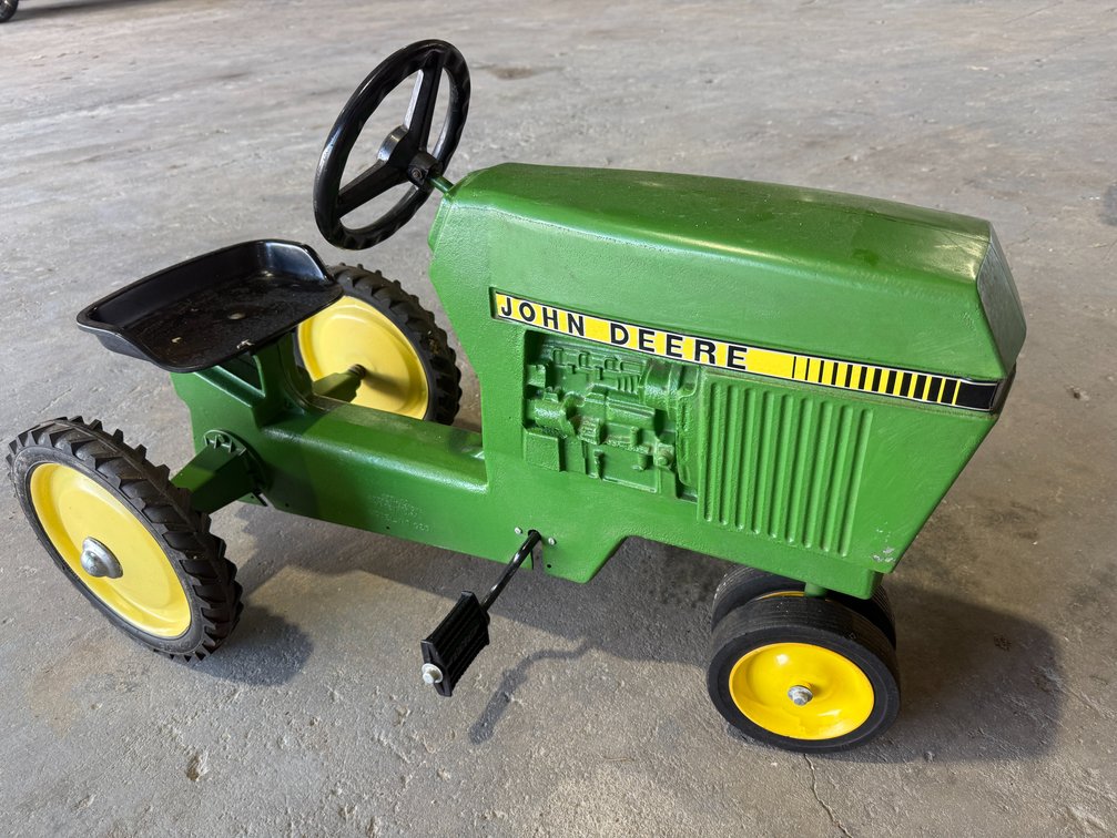 EARLY CAST IRON JOHN DEERE PEDAL TRACTOR
