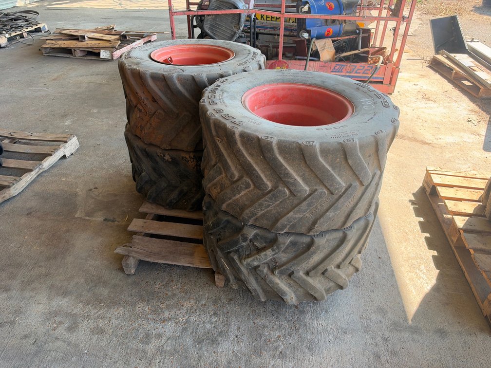(4) 31x15.5-15 Tires on Wheels
