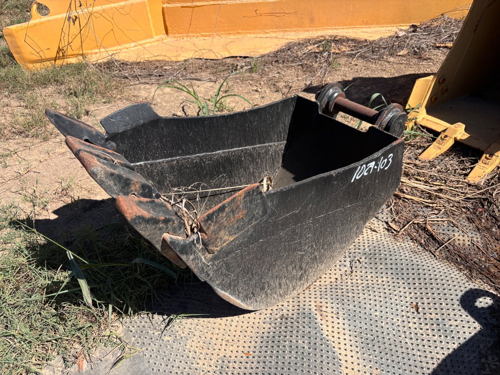 18in Excavator Bucket with Teeth