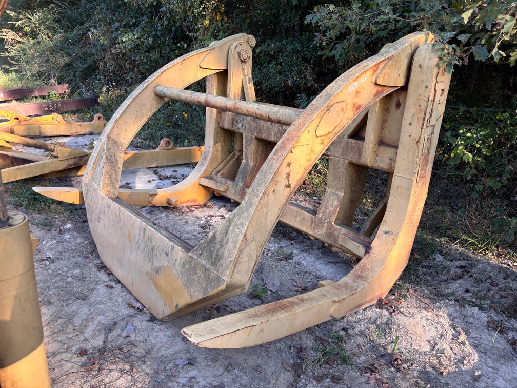 Pemberton CAT 966 Hydraulic Log Grapple Attachment