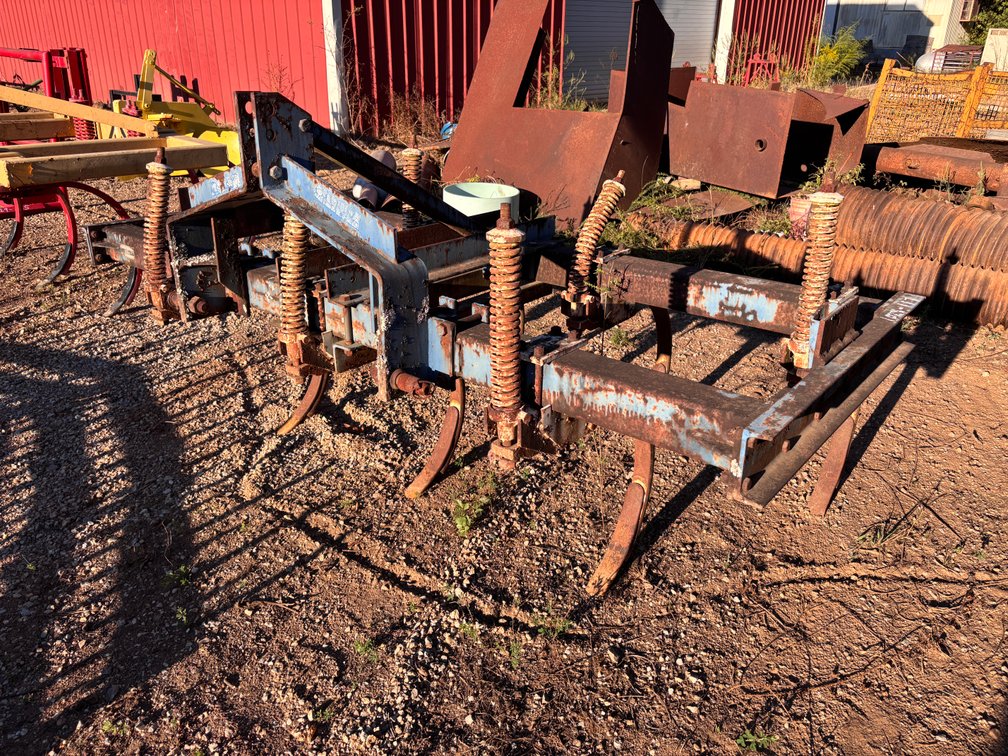 Ford 3-Point Hitch Spring-Cushion Chisel Plow