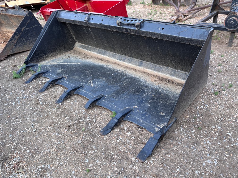 Skid Steer Loader Bucket with Teeth
