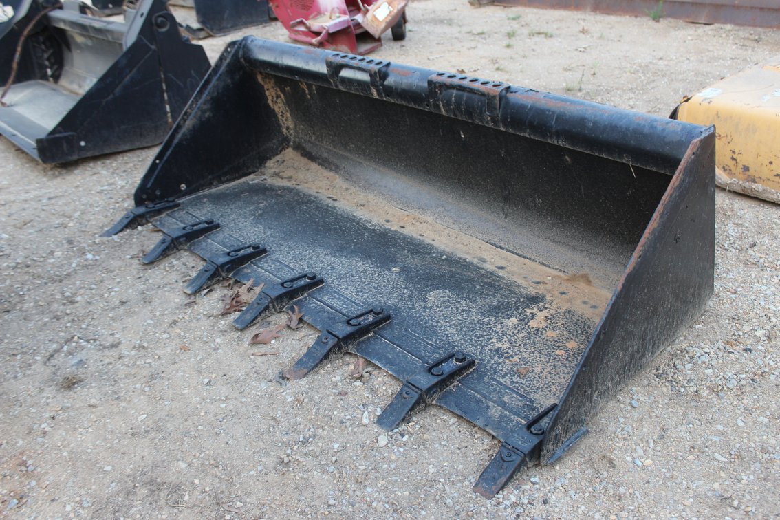 5 1/2 ft Bobcat Skid Steer Loader Tooth Bucket Attachment