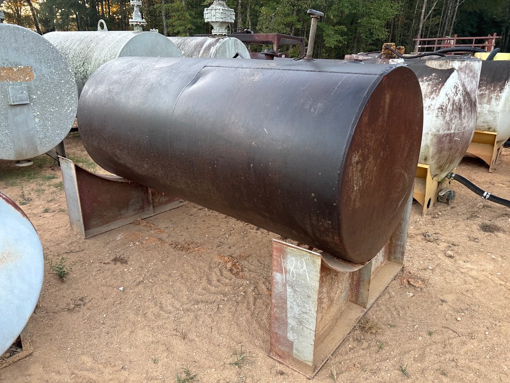 Horizontal Cylindrical Steel Storage Tank on Saddle Stands