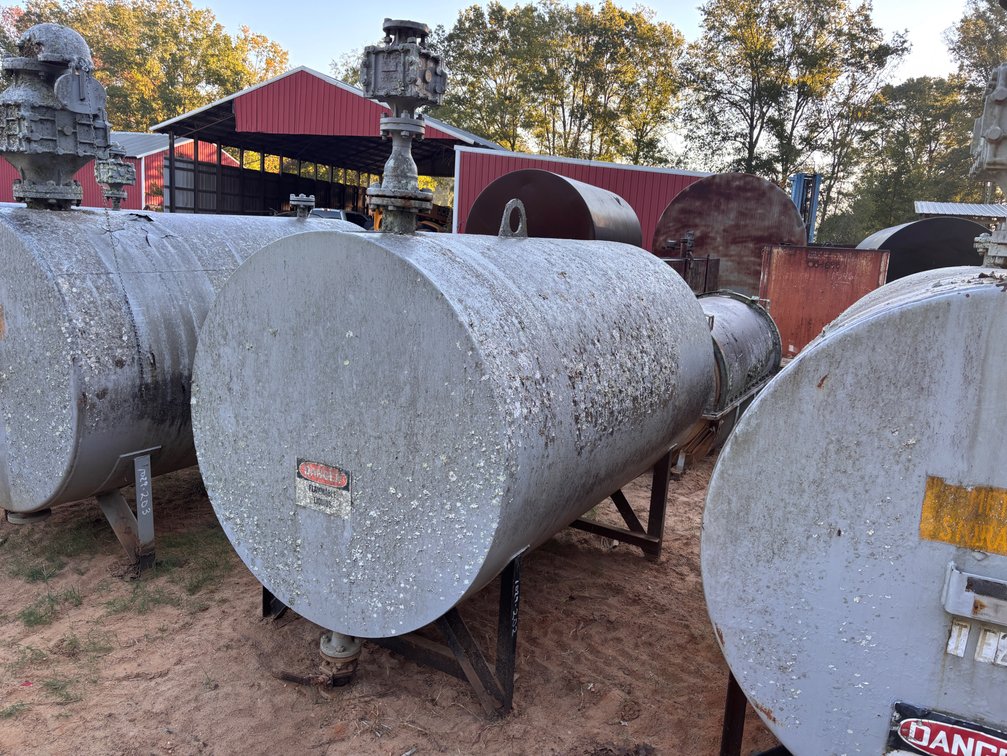 Horizontal Cylindrical Steel Storage Tank on Skid Stand